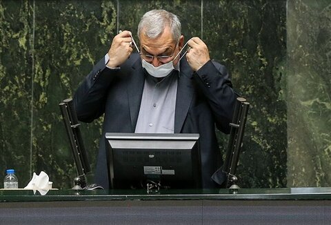 احمد نادری عضو هیأت رئیسه مجلس سوال ملی نمایندگان در خصوص علت عدم حل مشکل دارو در داروخانه‌ها و مراکز درمانی از وزیر بهداشت را اعلام وصول کرد.